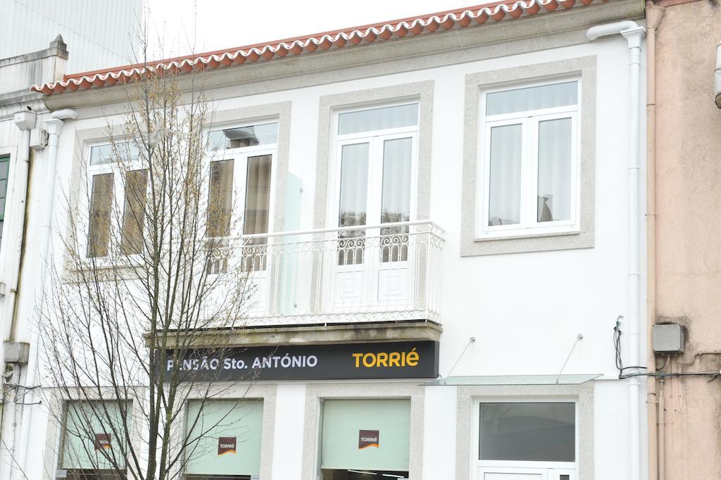 Отель Pensao Santo Antonio Вила-Нова-ди-Фамаликан Экстерьер фото